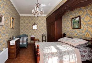 a bedroom with a bed and a chandelier at Chez les artistes in Servian