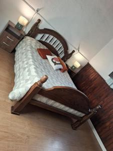 a bed with a wooden frame in a bedroom at Casita de Florida 2 in Florida