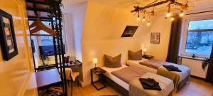 a hotel room with a bed and a window at Elite-Apartment am Hauptbahnhof Celle mit Küche,Privat-Parkplatz,Waschmaschine und 5G WLAN für 6 Personen in Celle