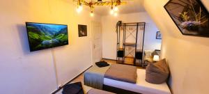 a bedroom with a bed and a tv on the wall at Elite-Apartment am Hauptbahnhof Celle mit Küche,Privat-Parkplatz,Waschmaschine und 5G WLAN für 6 Personen in Celle