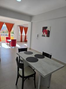 a dining room with a table and chairs at Departamento Alberdi in San Pedro de Jujuy