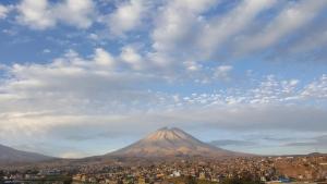 a mountain in the distance with a city in the foreground at MNk HOTEL in Arequipa