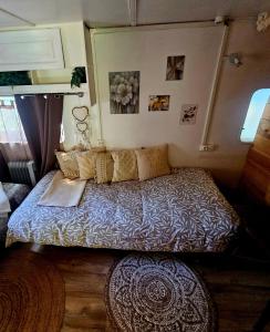 a bedroom with a bed in a room at Domaine d'Avalon in Lorgues