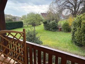 a view of a yard from a porch with a fence at Appartement à l'ange in Climbach