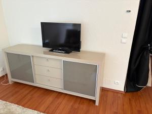 a flat screen tv sitting on top of a dresser at Appartement à l'ange in Climbach