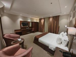 a hotel room with a bed and a desk at فندق تاج النخبة - Taj Nakhba Hotel in Jazan