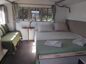 a small bedroom with a bed and a window at Cabane sous les oliviers in Saint-Ambroix