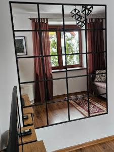 a mirror reflecting a living room with a couch at U Efci in Kościelisko