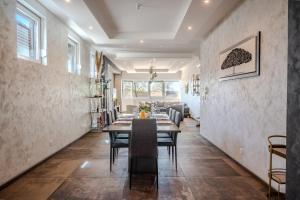 a dining room with a long table and chairs at GT Loft - Haut de Gamme - Parking Gratuit - Moderne & Spacieux - Commerces à Proximité in Bischheim +63 photos