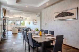 a dining room and living room with a table and chairs at GT Loft - Haut de Gamme - Parking Gratuit - Moderne & Spacieux - Commerces à Proximité in Bischheim