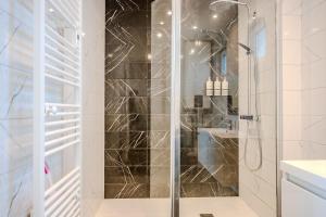 a shower with a glass door in a bathroom at GT Loft - Haut de Gamme - Parking Gratuit - Moderne & Spacieux - Commerces à Proximité in Bischheim