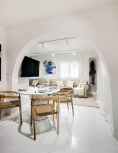 a living room with a table and a couch at Cabanas da Auga in Ures