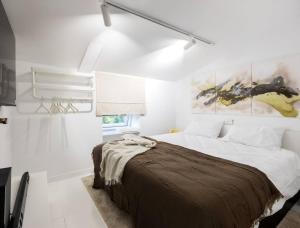 a bedroom with a bed and a painting on the wall at Cabanas da Auga in Ures
