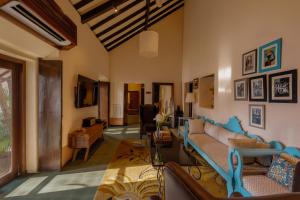 a living room with a couch and a table at Forsté Arcangela, Sangolda in Sangolda