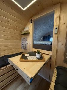 a desk in a cabin with a bunk bed at Schlaffass am Sund in Altefähr