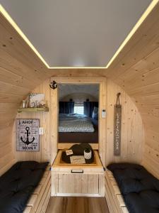 a small room with a bed in a wooden cabin at Schlaffass am Sund in Altefähr