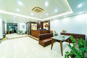 a lobby with a couch and a table at Khách Sạn Melanta - FLC Sầm Sơn in Sầm Sơn +70 photos