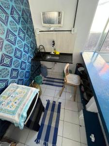 a small room with a bed and a sink at Santorini Flats in Arraial do Cabo +26 photos
