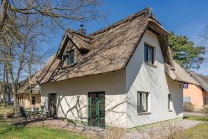 a house with a thatched roof at Ferienhaus "Ferien am Haff" in Zirchow