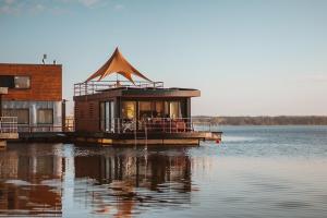 a house on a dock on a body of water at Floatinghouse Möwe 2 - LP2 in Vetschau
