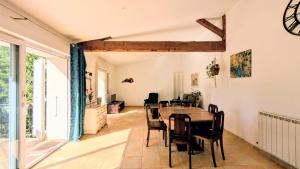 a dining room with a table and chairs at Le jardin Provençal in Saint-Saturnin-lès-Avignon