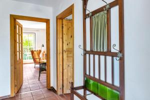 a door leading into a room with a dining room at Kleine Meerzeit in Maasholm