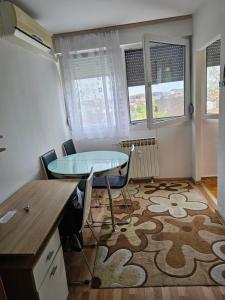 a dining room with a glass table and chairs at Apartman u Velikoj Gorici Željko in Velika Gorica