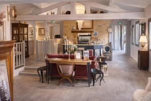 a kitchen and dining room with a table and chairs at Hôtel Bien-Être Aux Cyprès de Marquay-Calme et élégance-Laissez-vous porter par une ambiance chaleureuse où chaque instant compte-Découvrez un havre de paix où nature et confort se marient pour vous offrir une expérience unique- Réservez dès aujourd'hui ! in Marquay