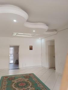 an empty room with a rug on the floor at Quarto 02 in Montes Claros