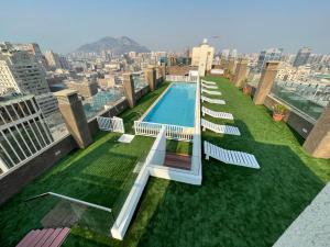 a swimming pool on the roof of a building at Inversiones Inmobiliarias AYD in Santiago