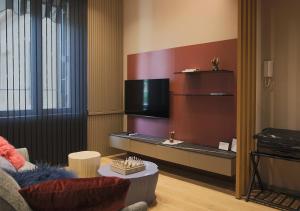 a living room with a couch and a table at Lanza Luxury Home in Verona