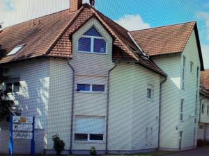 a large white house with a brown roof at modern ausgestatte "GS2613" Gästewohnung im Zentrum Merseburgs in Merseburg