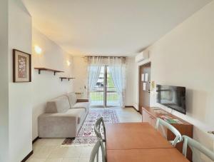a living room with a table and a couch at Residence La Brughiera Malpensa in Lonate Pozzolo