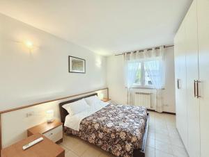 a small bedroom with a bed and a window at Residence La Brughiera Malpensa in Lonate Pozzolo
