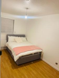 a bedroom with a bed in a room at 8 mins Drive from Heathrow - Double bedroom in shared accommodation - Cavalier Gardens in Hillingdon +10 photos