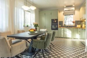 a kitchen and dining room with a table and chairs at Ágnes Villa Balatonföldvár in Balatonföldvár