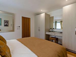 a bedroom with a large bed and a kitchen at 1 Bed in Isle Of Skye oc-96201 in Glendale