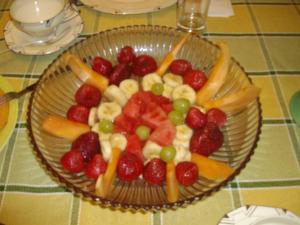 un bol de fruta en una mesa en Aux Années Folles en Quebec