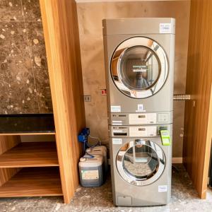 a washing machine and a washer in a room at Upper West Perdizes by Xtay - Nubank Parque a 500m - antigo Allianz Parque - estúdio moderno com cozinha e vista da cidade in São Paulo
