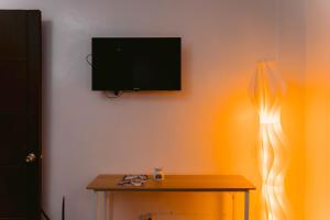 a room with a table and a tv on a wall at Stop-N-Stay Inn in Valencia +49 photos