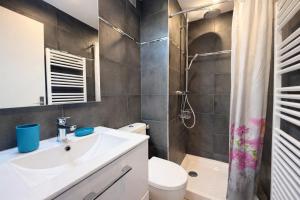 a bathroom with a sink and a toilet and a shower at Studette au centre des marina- smart in Villeneuve-Loubet