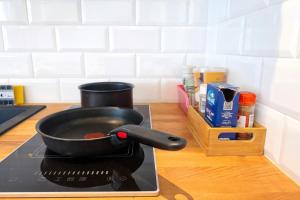 a pan on top of a stove in a kitchen at Studette au centre des marina- smart in Villeneuve-Loubet