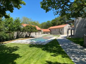 a backyard with a swimming pool and a lawn at Casa da Fonte de Cima in Celorico de Basto