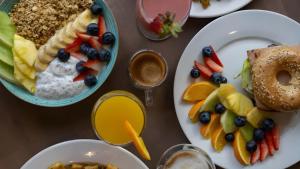 a table with plates of food with fruit and oatmeal at Hôtels Gouverneur Trois-Rivières in Trois-Rivières