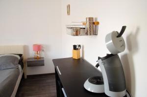 a room with a desk with a computer on it at Le Relais de Jeanne in Orbigny +14 photos