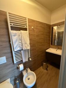 a bathroom with a sink and a toilet and a mirror at Casa Makeda in Rosate