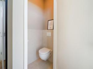 a bathroom with a white toilet in a room at Leiden in Oud-Ade +18 photos