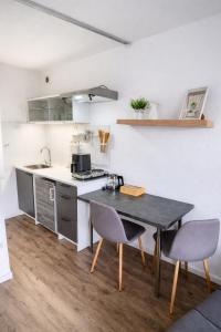 a kitchen with a table and chairs in a room at Gemütliche Auszeit in Bad Rothenfelde in Bad Rothenfelde
