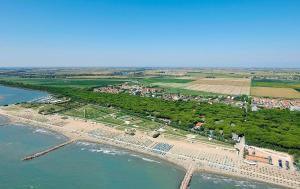 an aerial view of a beach next to the water at Appartamento al mare in Eraclea Mare