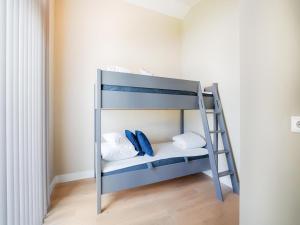 a bunk bed in a room with a ladder at Strand in Oud-Ade